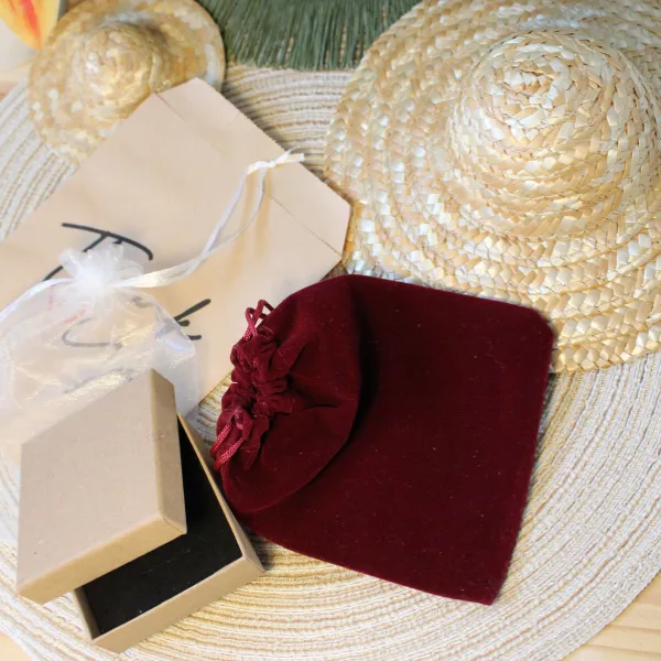 Packaging artisanal d'un bijou Lovely Lili prêt à être expédié depuis La Réunion