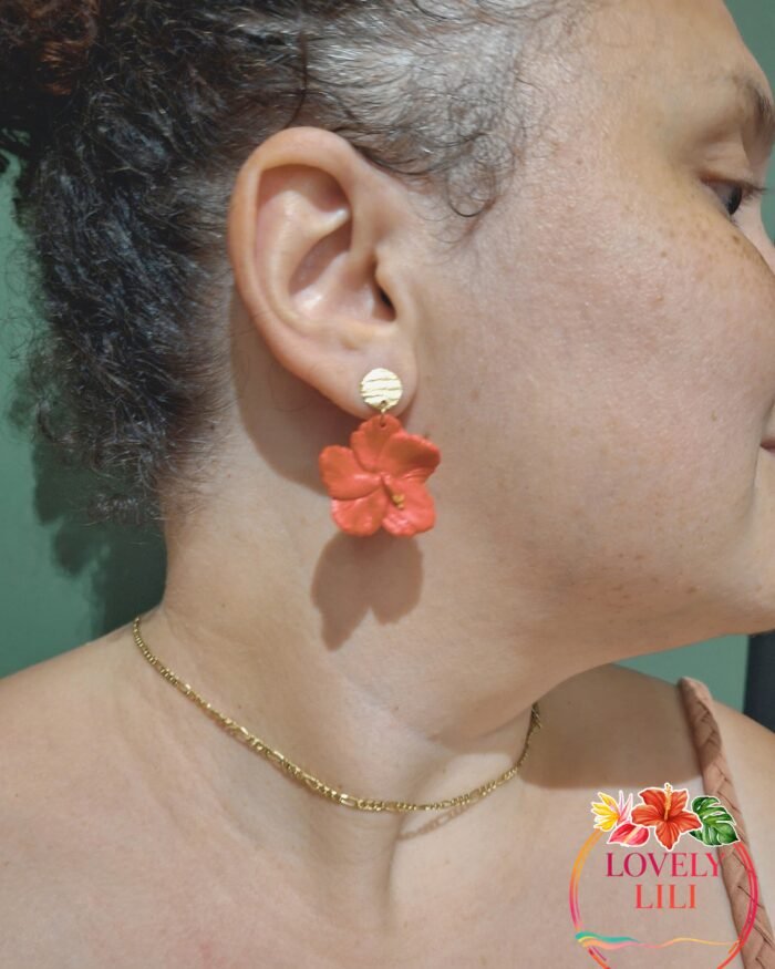petite hibiscus rouge portée