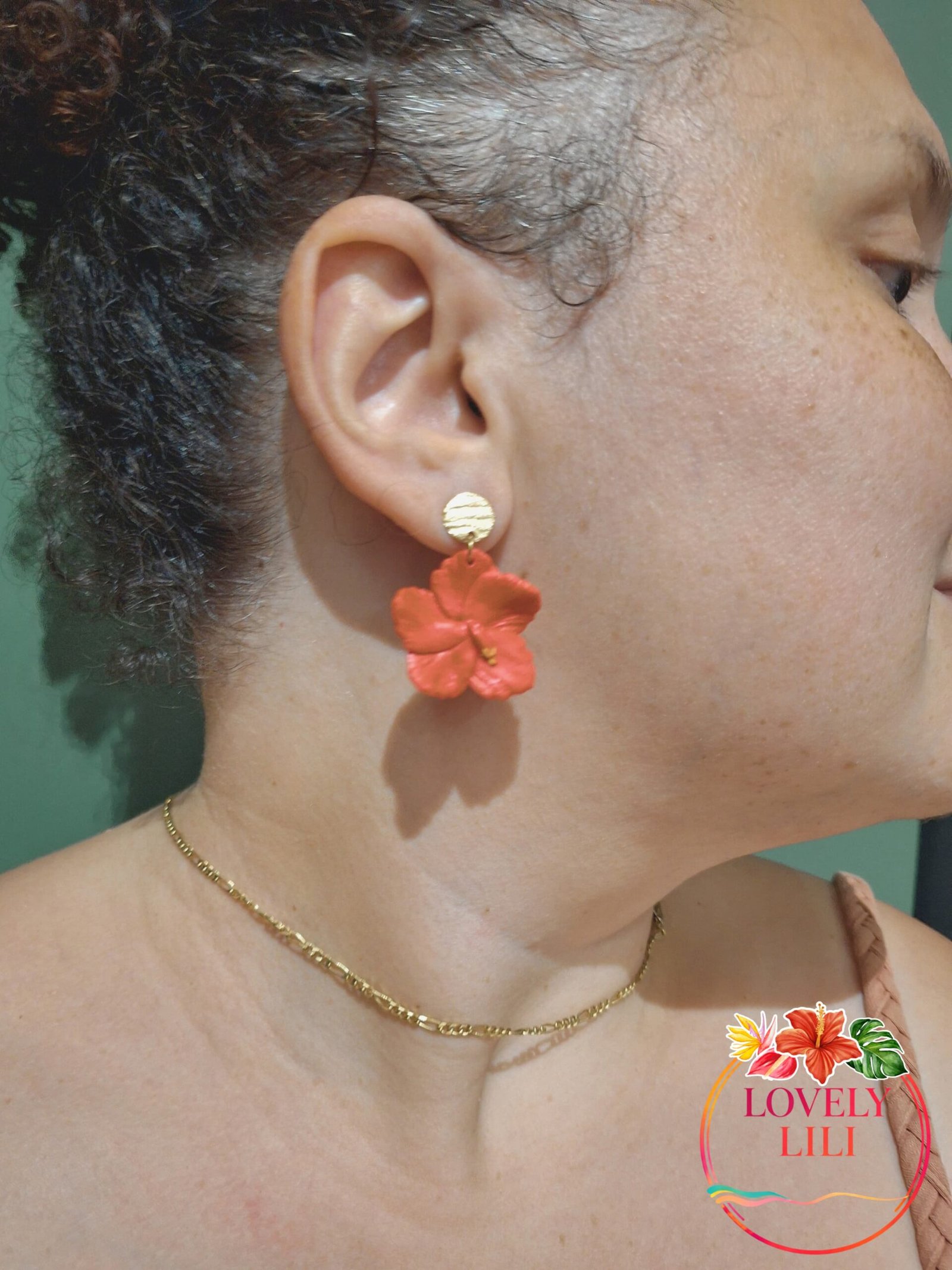 petite hibiscus rouge portée