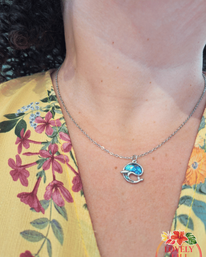 collier chant de la baleine argenté porté