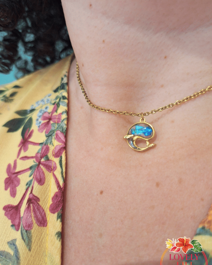 collier chant de la baleine doré porté