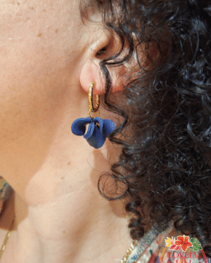 Boucles d&rsquo;oreilles Jolies Lili bleu nuit scintillant portées