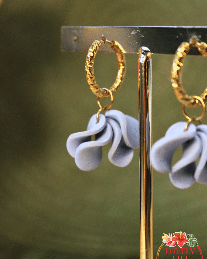 Boucles d&rsquo;oreilles Jolies Lili bleu pastel gauche