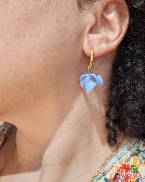 Boucles d&rsquo;oreilles Jolies Lili bleu pastel portées