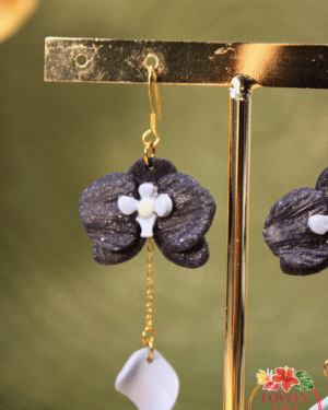 Boucles d&rsquo;oreilles orchidées Fleurs Bleues nuit scintillant et pastel gauche