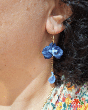 Boucles d&rsquo;oreilles orchidées Fleurs Bleues nuit scintillant et pastel portées