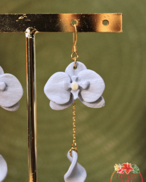 Boucles d&rsquo;oreilles orchidées Fleurs Bleues pastel droite