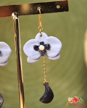 Boucles d&rsquo;oreilles orchidées Fleurs Bleues pastel et nuit scintillant droite