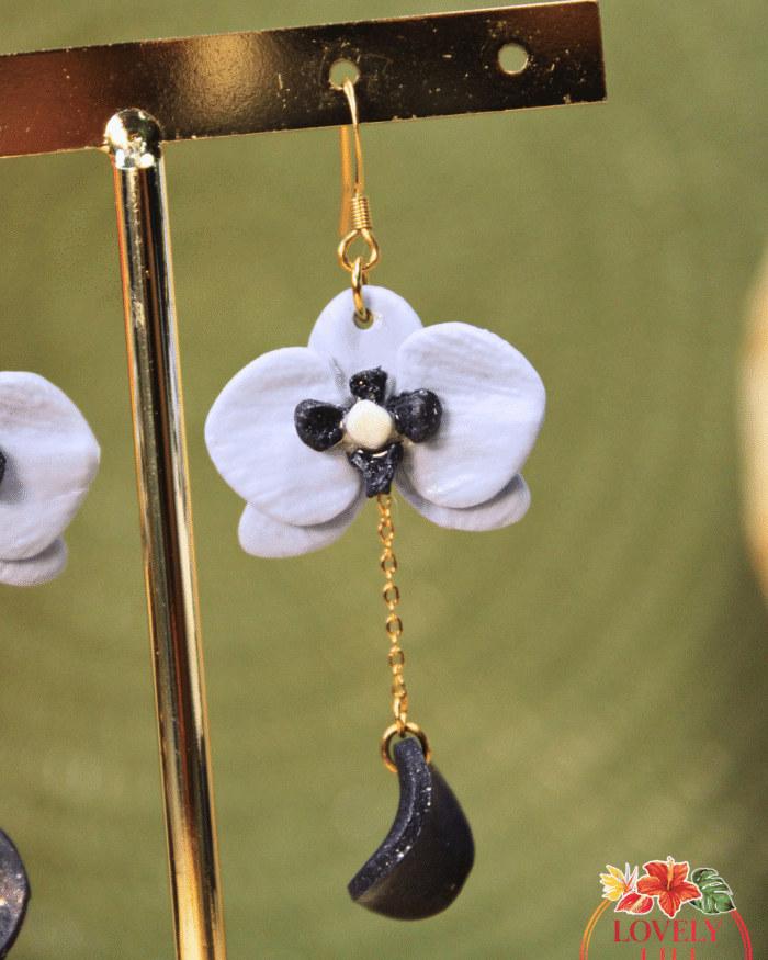 Boucles d&rsquo;oreilles orchidées Fleurs Bleues pastel et nuit scintillant droite