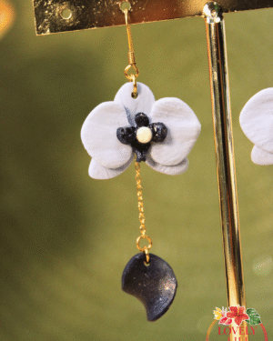 Boucles d&rsquo;oreilles orchidées Fleurs Bleues pastel et nuit scintillant gauche