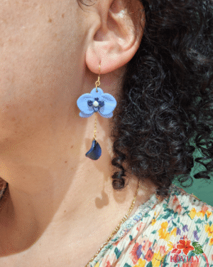 Boucles d&rsquo;oreilles orchidées Fleurs Bleues pastel et nuit scintillant portées