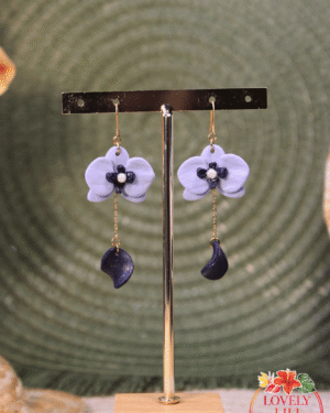 Boucles d&rsquo;oreilles orchidées Fleurs Bleues pastel et nuit scintillant zoom