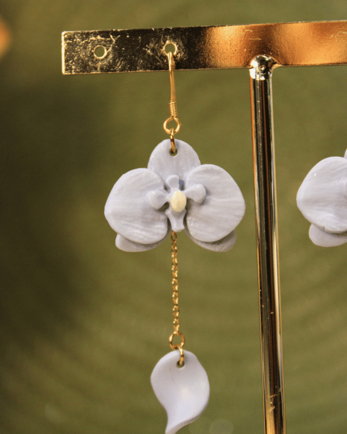 Boucles d&rsquo;oreilles orchidées Fleurs Bleues pastel gauche