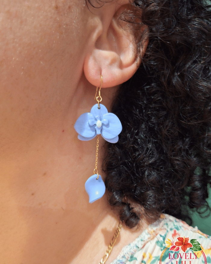 Boucles d&rsquo;oreilles orchidées Fleurs Bleues pastel portées