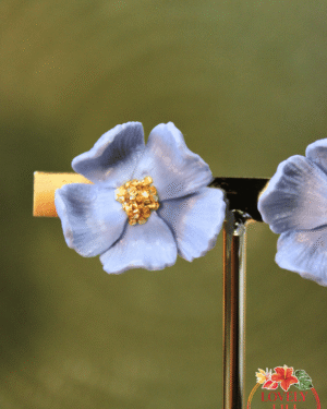 boucles d&rsquo;oreilles Fleurs Bleues bouton droite
