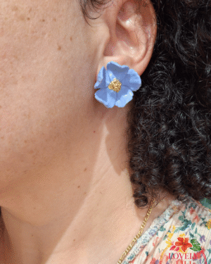 boucles d&rsquo;oreilles Fleurs Bleues bouton portées