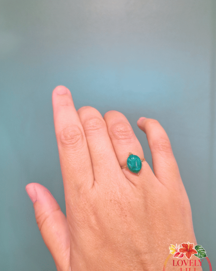 Bague ovale verte marbré Lovely Péi portée