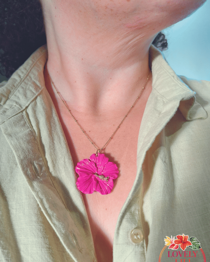Collier Hibiscus Lovely Péi Mauve porté