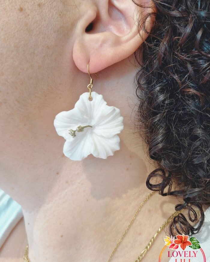 Boucle doreille Lovely Péi Hibiscus blanc pailleté porté