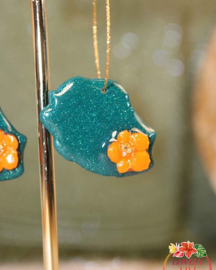 Boucle doreilles Lovely Péi créole fleur orange gauche