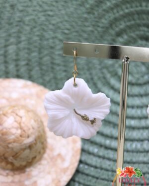 Boucles doreilles Lovely Péi Hibiscus blanc pailleté coté droit