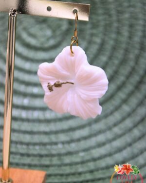 Boucles doreilles Lovely Péi Hibiscus blanc pailleté coté gauche