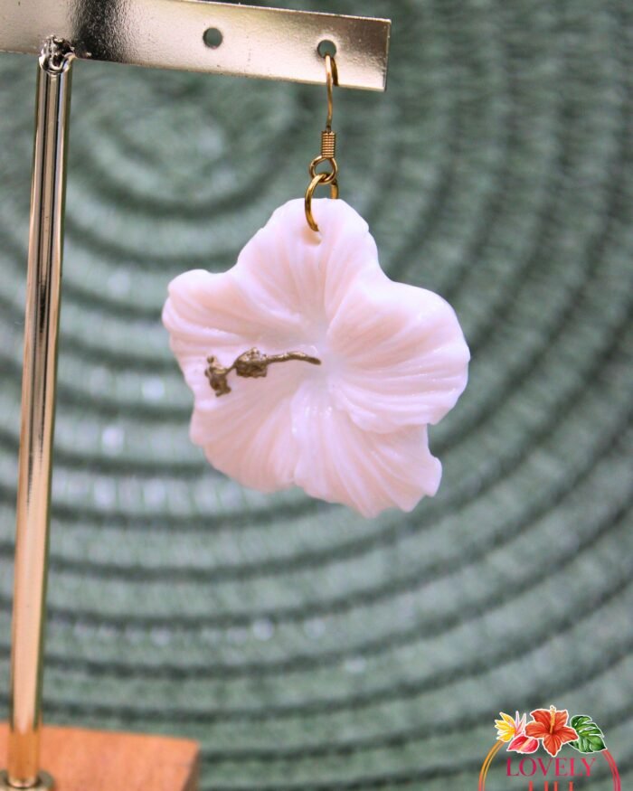 Boucles doreilles Lovely Péi Hibiscus blanc pailleté coté gauche