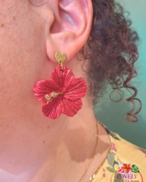 Boucles doreilles Lovely Péi Hibiscus rouge portée