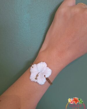 Bracelet Lovely Péi Hibiscus blanc pailleté porté