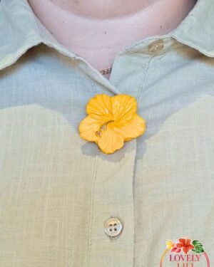 Lovely Bouton hibiscus jaune porté