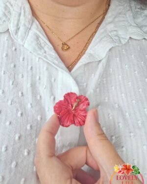 Lovely Bouton hibiscus rouge porté chemise