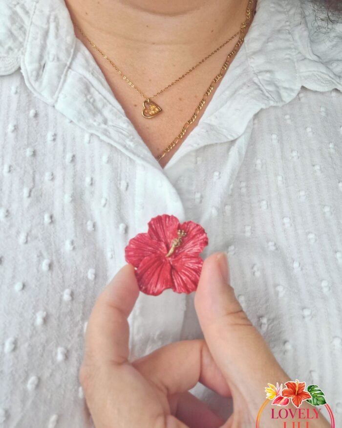 Lovely Bouton hibiscus rouge porté chemise